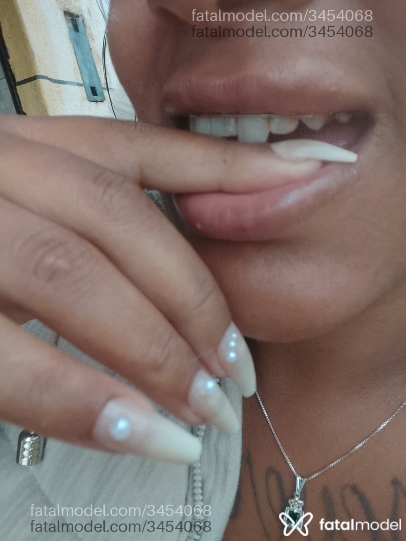 Acompanhante mulher morena (o) de olhos pretos - Bobiane