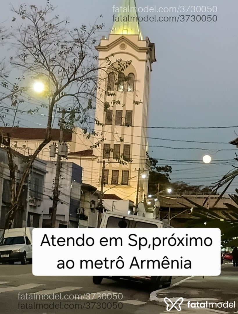 Acompanhante não-binário com cabelo colorido de olhos castanhos - Danny