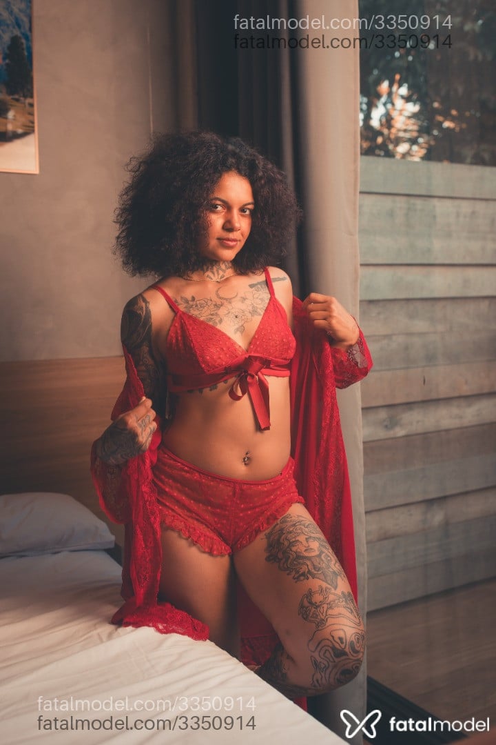 Acompanhante mulher com cabelo castanho de olhos castanhos - Gibizinha
