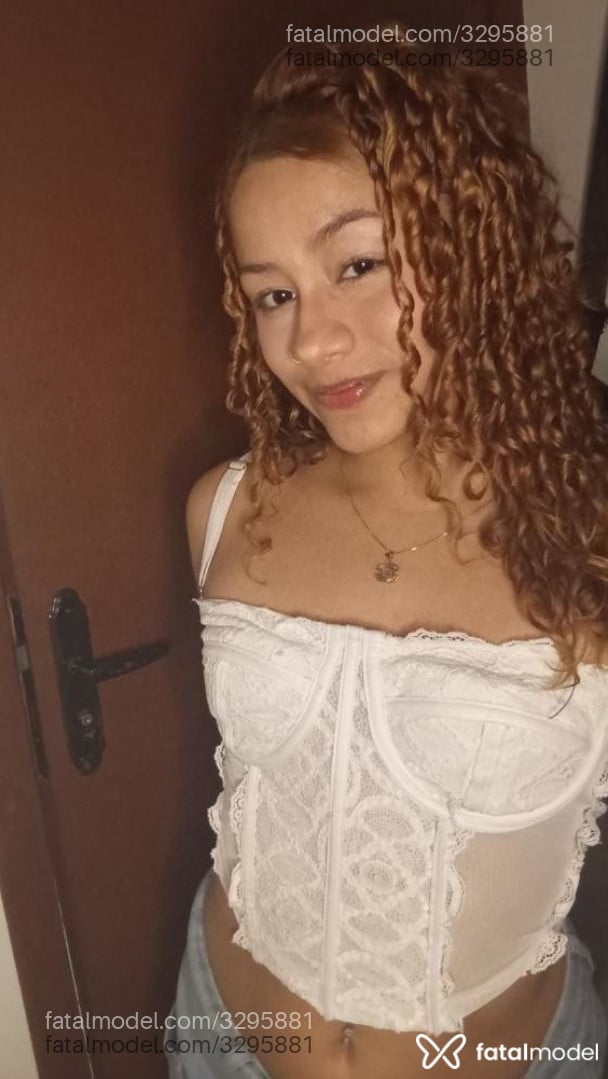 Acompanhante mulher ruiva (o) de olhos pretos - Emília