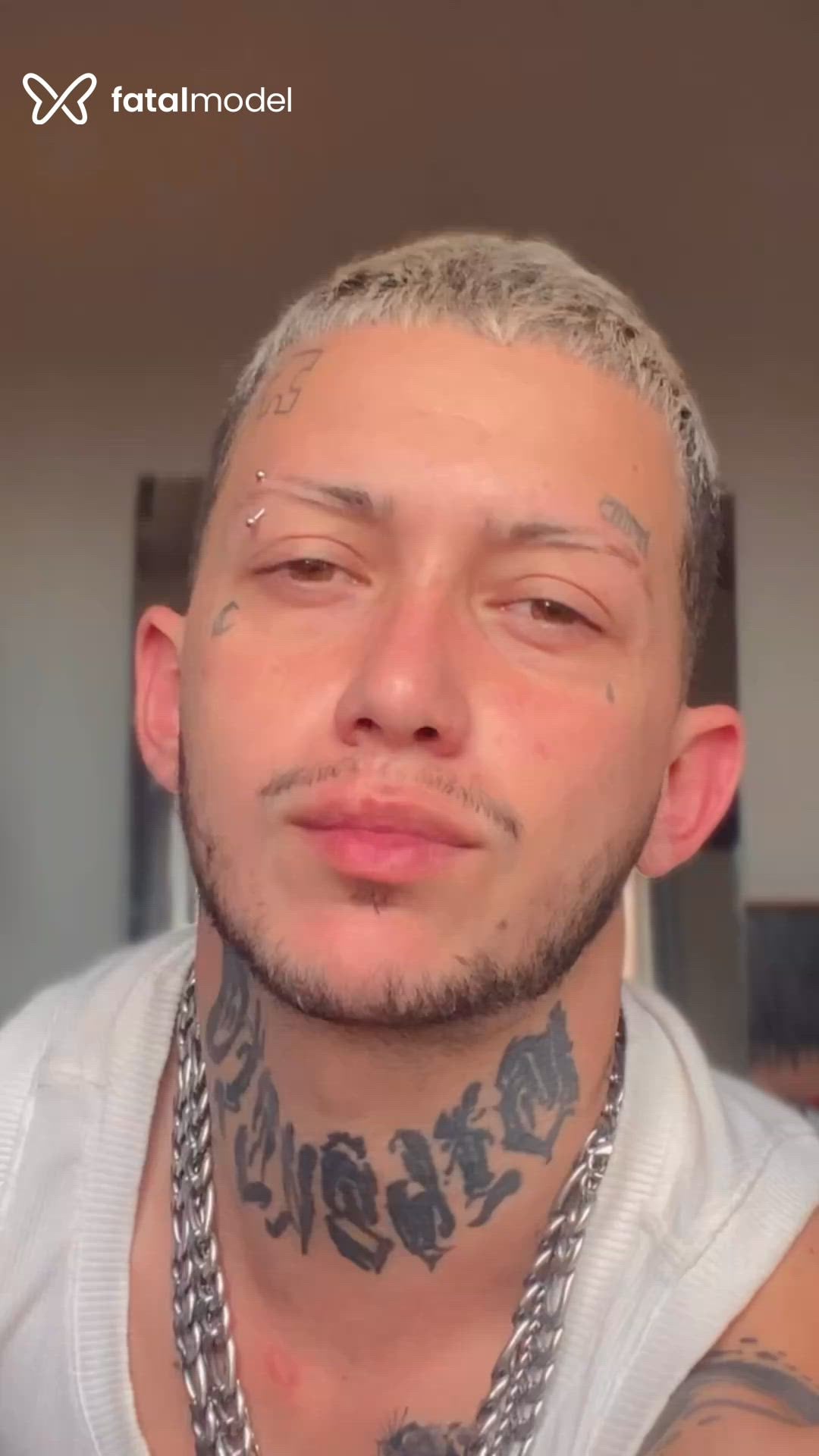 Acompanhante homem trans loira (o) de olhos mel - Henrique Transmasc
