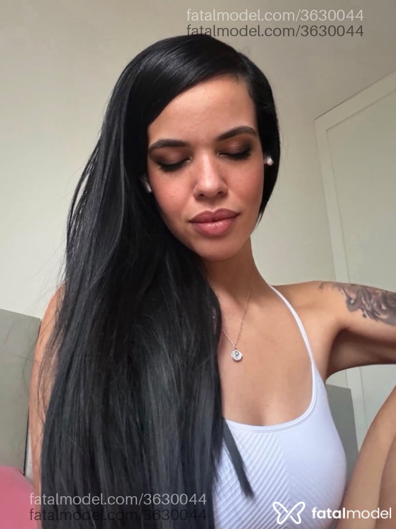 Acompanhante mulher morena (o) de olhos pretos - Vittoria Bellini