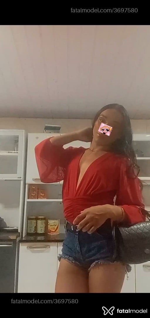 Acompanhante mulher trans com cabelo castanho de olhos castanhos - Cristina