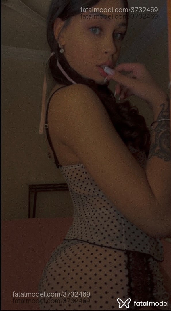 Acompanhante mulher trans com cabelo castanho de olhos verdes - Luiza