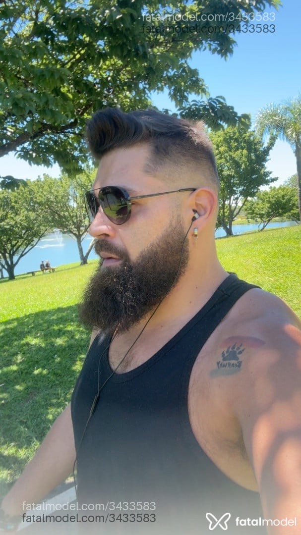 Acompanhante homem com cabelo castanho de olhos verdes - Rogger