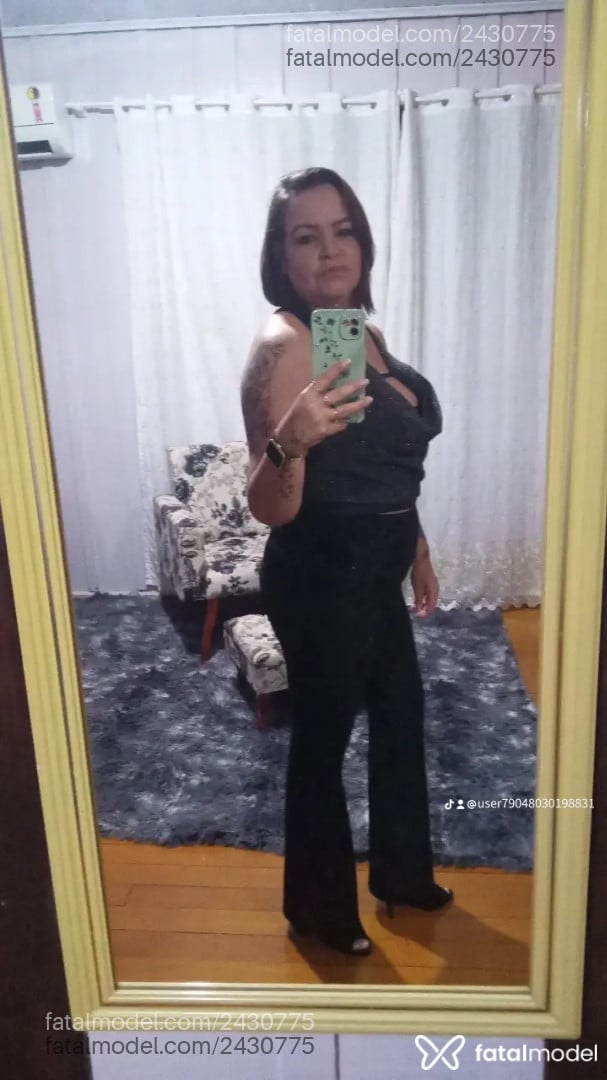 Acompanhante mulher com cabelo castanho de olhos pretos - Mmmmmm