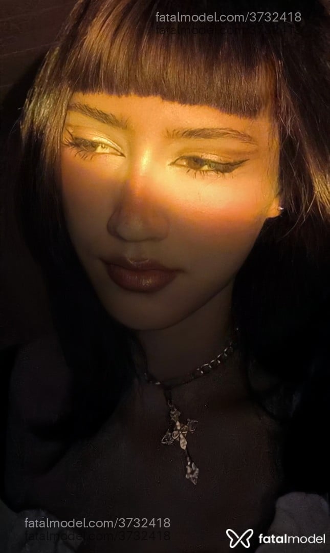 Acompanhante mulher morena (o) de olhos mel - Dark Lady