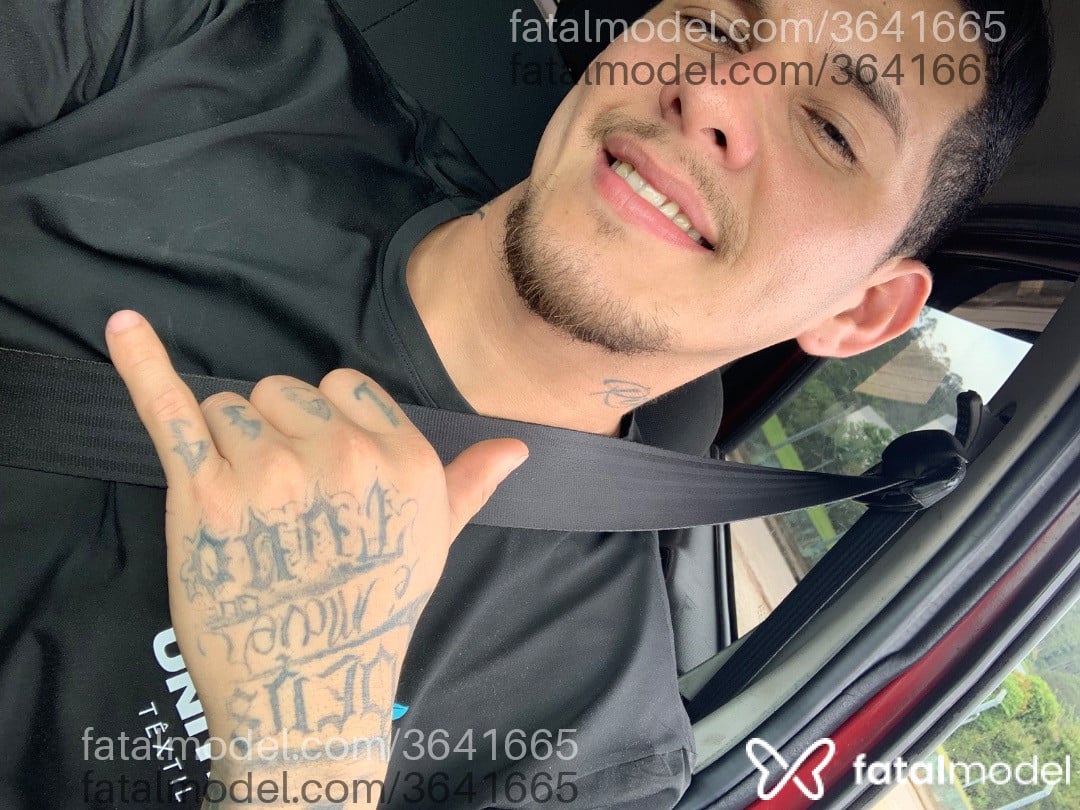 Acompanhante homem com cabelo castanho de olhos pretos - Renan
