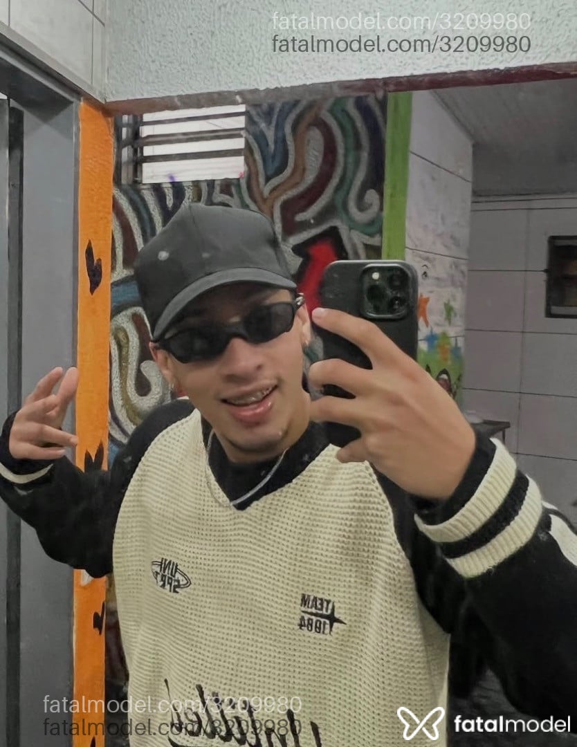 Acompanhante homem com cabelo castanho de olhos pretos - Ferreira