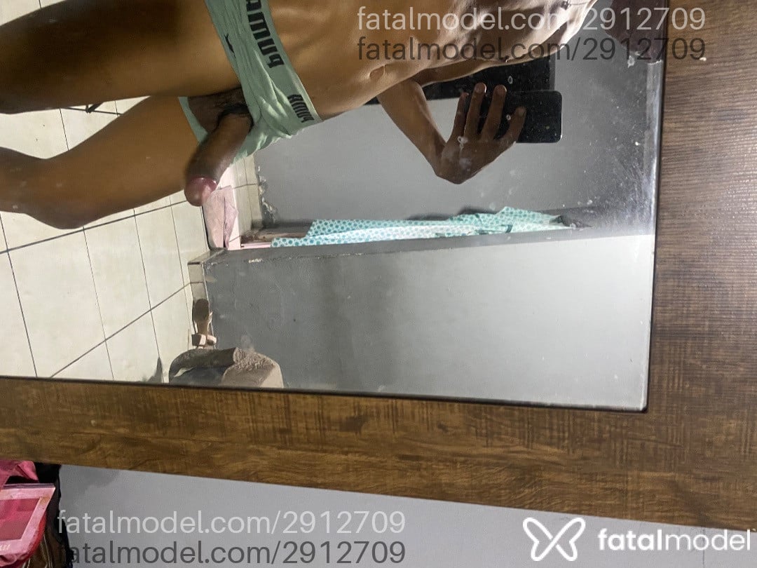 Acompanhante homem com cabelo colorido de olhos castanhos - Dalmatazin