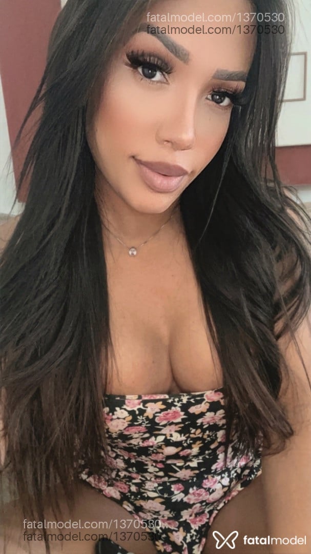 Acompanhante mulher trans com cabelo castanho de olhos castanhos - Pry borges