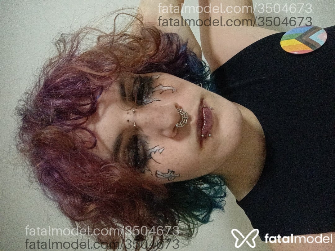 Acompanhante mulher trans com cabelo colorido de olhos castanhos - Morgana