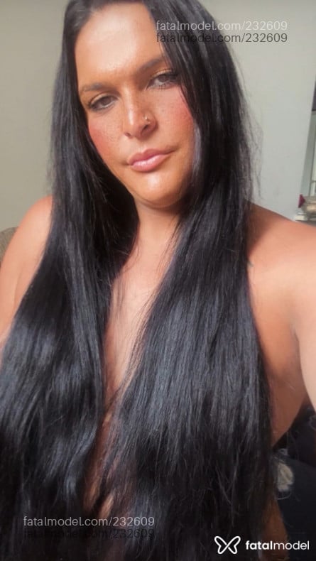 Acompanhante mulher trans com cabelo castanho de olhos castanhos - Mell Oliveira