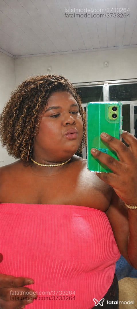 Acompanhante mulher trans com cabelo castanho de olhos castanhos - Sarha Rebecca