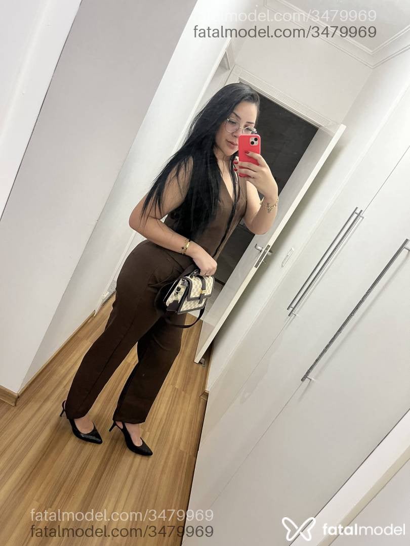 Acompanhante mulher morena (o) de olhos castanhos - Laura