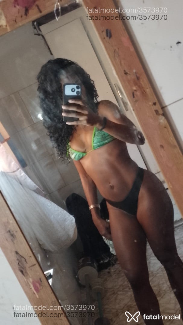Acompanhante mulher morena (o) de olhos castanhos - Pretinhabombom
