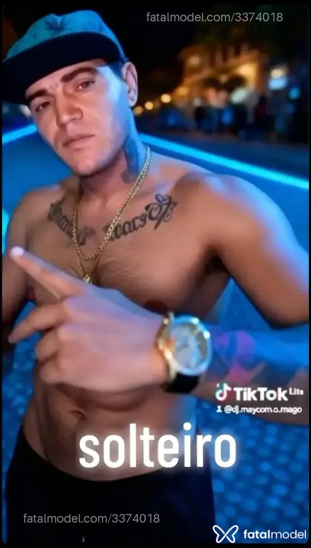 Acompanhante homem com cabelo castanho de olhos castanhos - Maycom