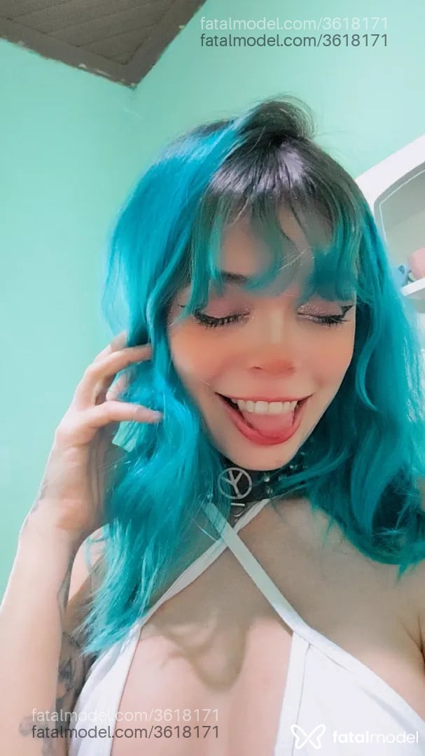 Acompanhante mulher com cabelo colorido de olhos castanhos - Lollyzinha