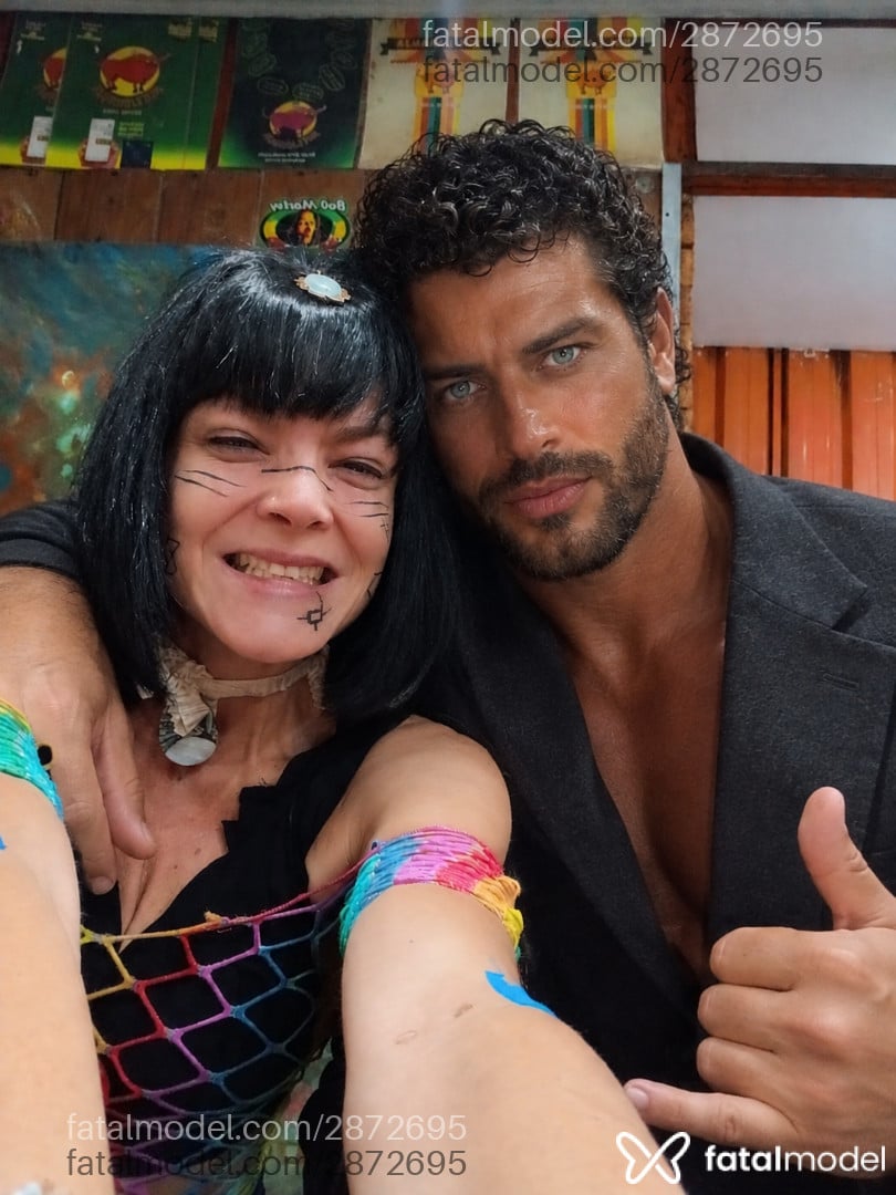 Acompanhante mulher morena (o) de olhos castanhos - Lua