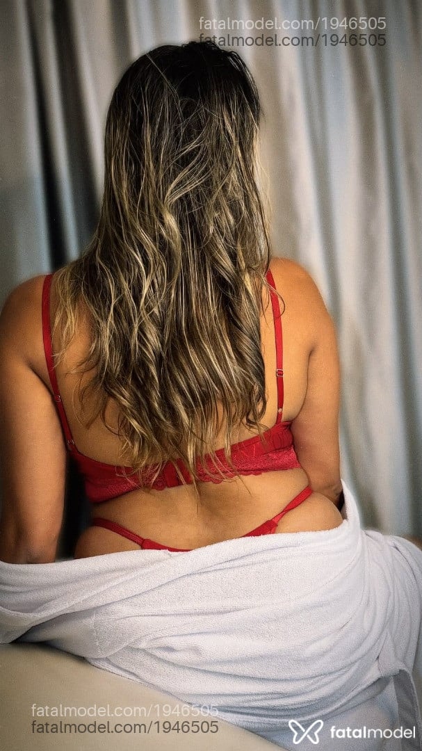 Acompanhante mulher loira (o) de olhos cinza - Thalita