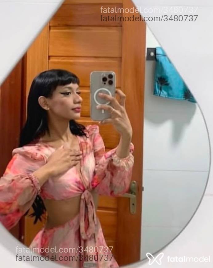 Acompanhante mulher trans morena (o) de olhos pretos - Mahj