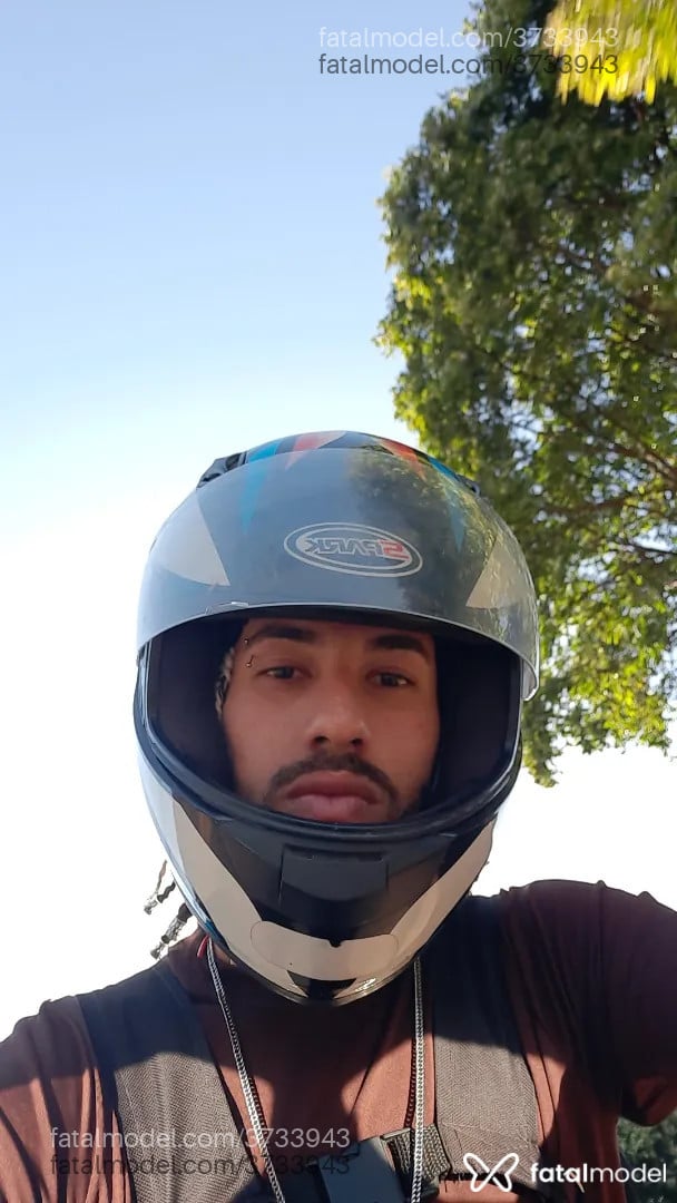 Acompanhante homem com cabelo castanho de olhos castanhos - Xucro
