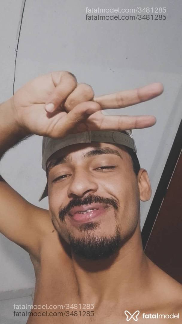 Acompanhante homem com cabelo castanho de olhos pretos - Guilherme