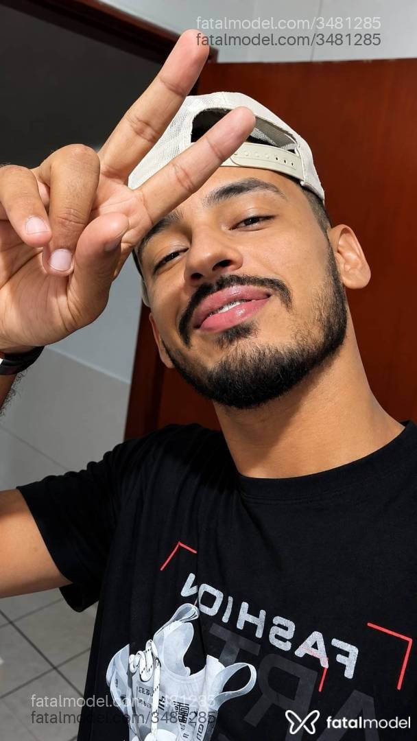 Acompanhante homem com cabelo castanho de olhos pretos - Guilherme
