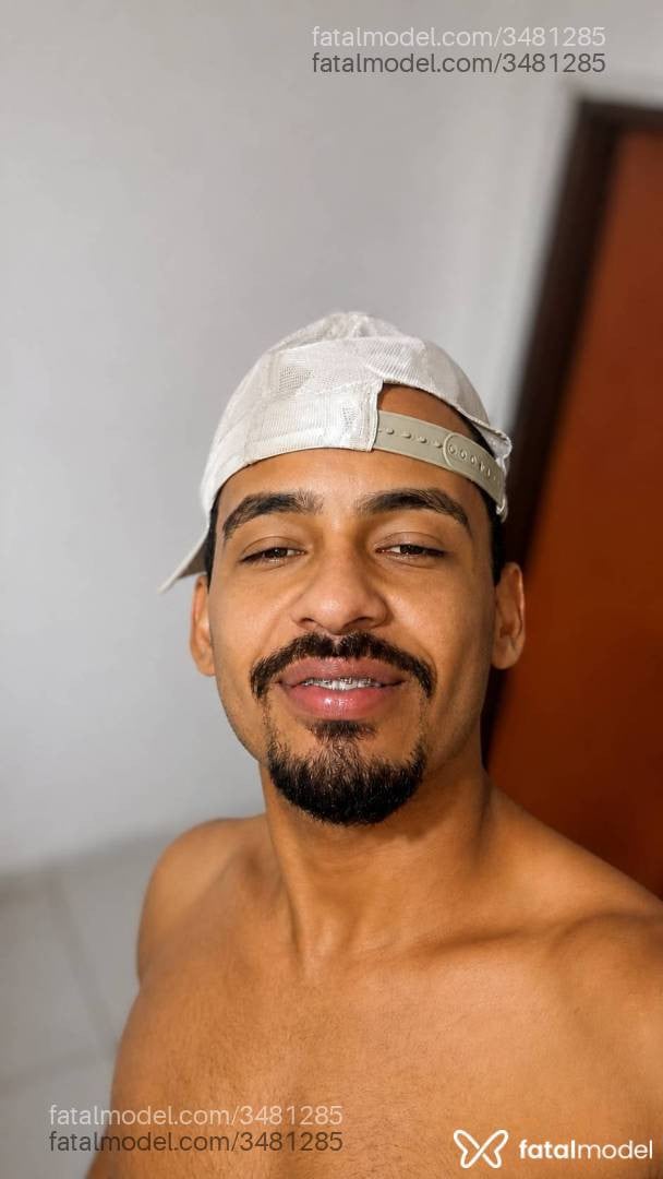 Acompanhante homem com cabelo castanho de olhos pretos - Guilherme