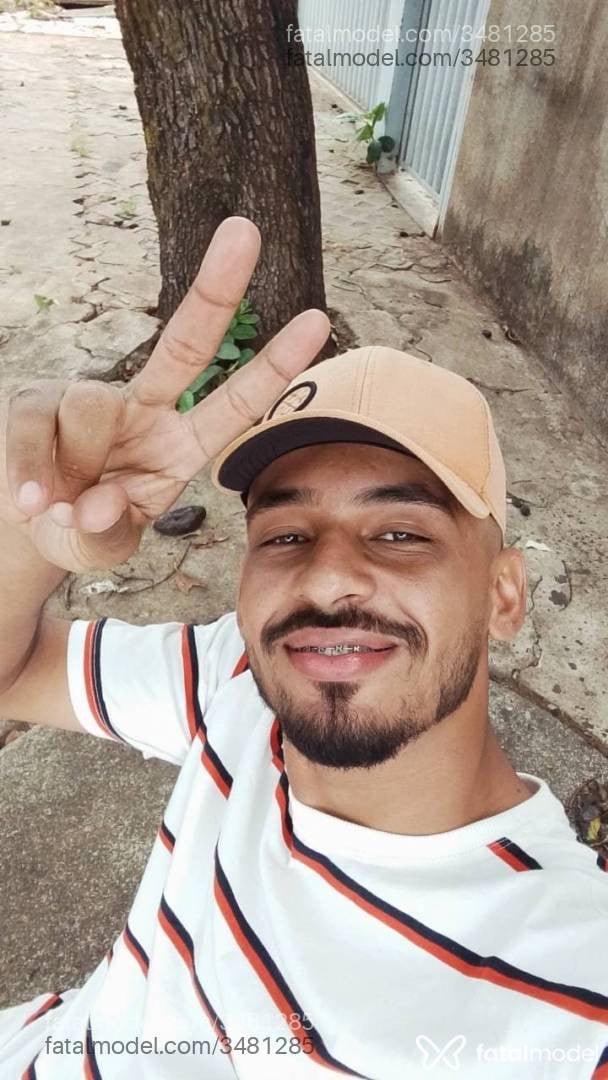 Acompanhante homem com cabelo castanho de olhos pretos - Guilherme