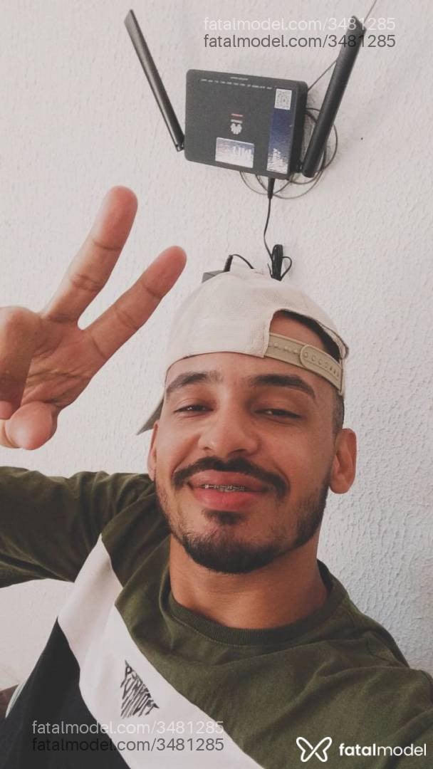 Acompanhante homem com cabelo castanho de olhos pretos - Guilherme