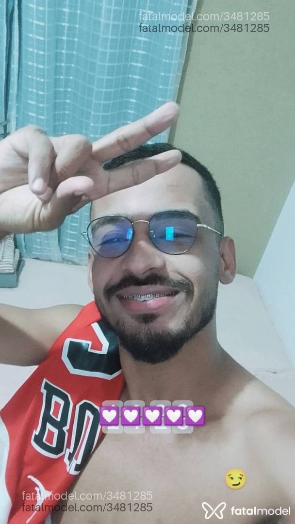 Acompanhante homem com cabelo castanho de olhos pretos - Guilherme