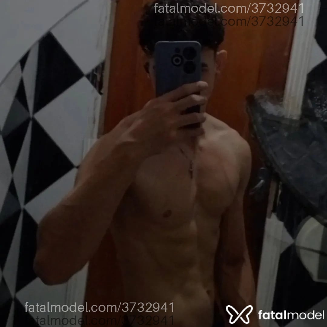 Acompanhante homem com cabelo castanho de olhos pretos - Tzero