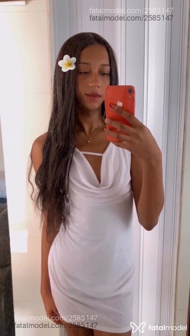 Acompanhante mulher trans com cabelo castanho de olhos castanhos - Morena