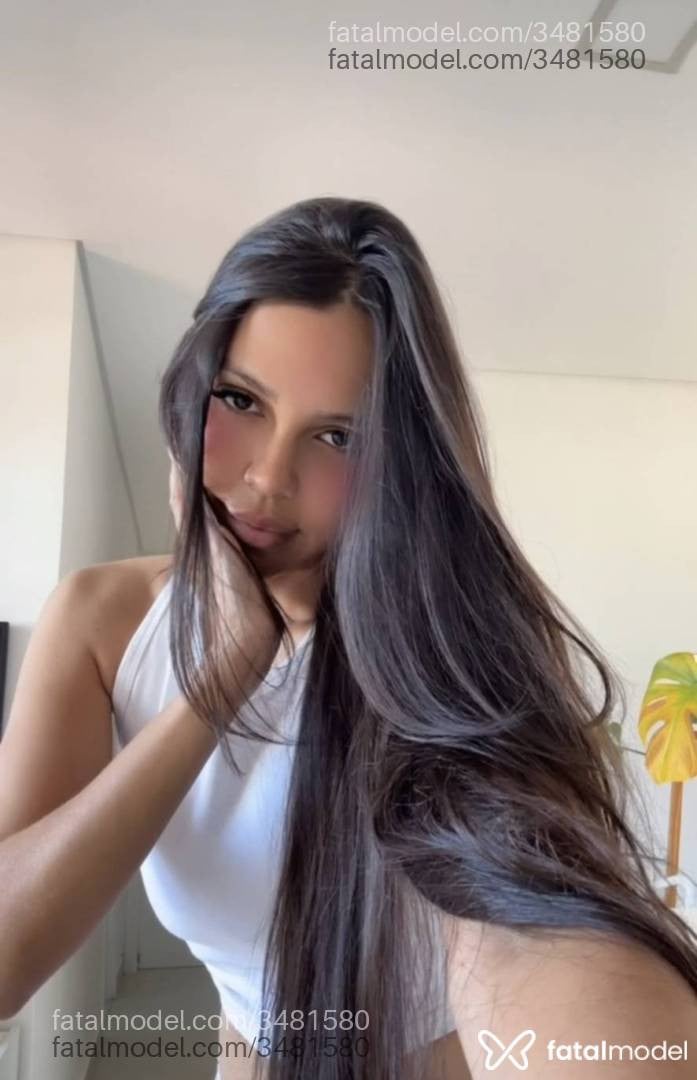 Acompanhante mulher morena (o) de olhos pretos - Lumaa