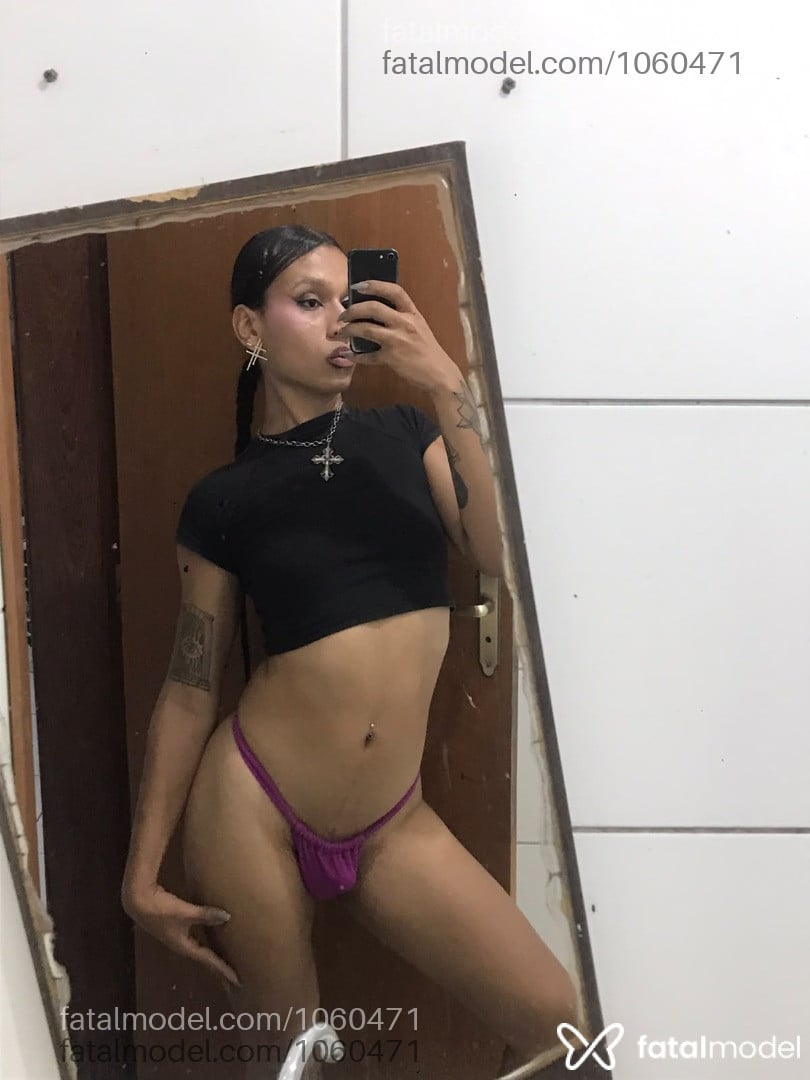 Acompanhante não-binário com cabelo castanho de olhos castanhos - Gatinharabuda