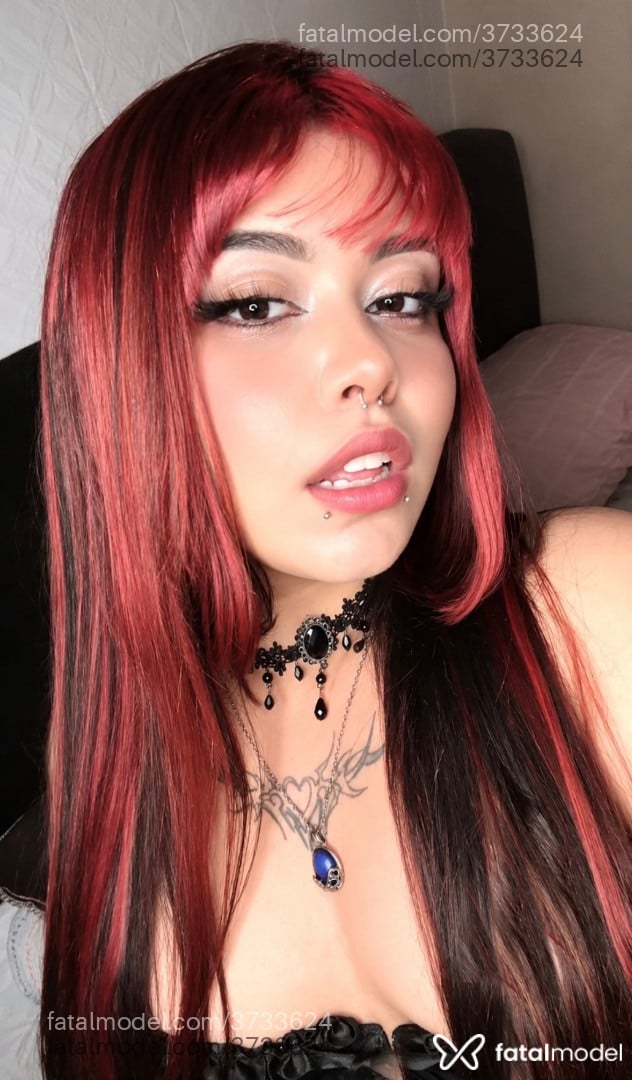 Acompanhante mulher com cabelo colorido de olhos castanhos - Victoria