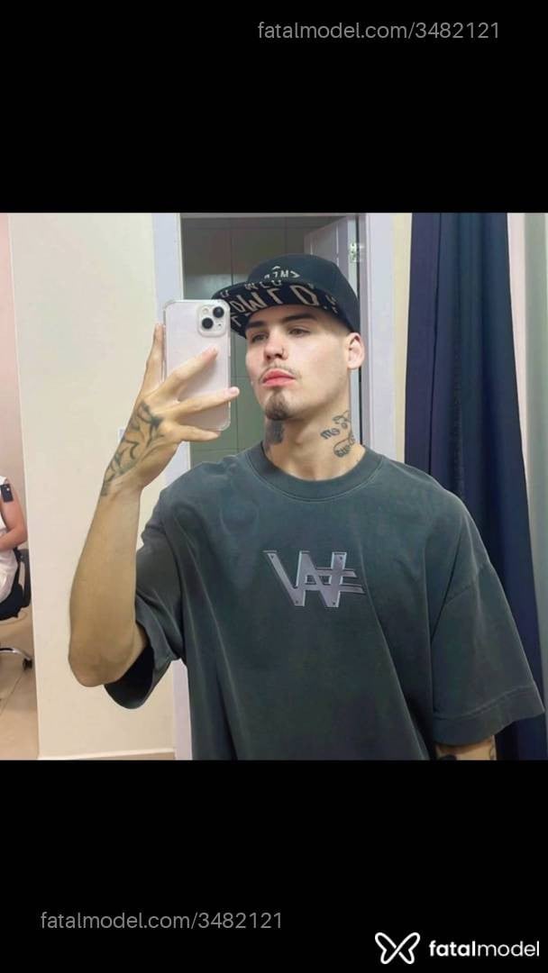 Acompanhante homem com cabelo castanho de olhos verdes - Raffael Jk