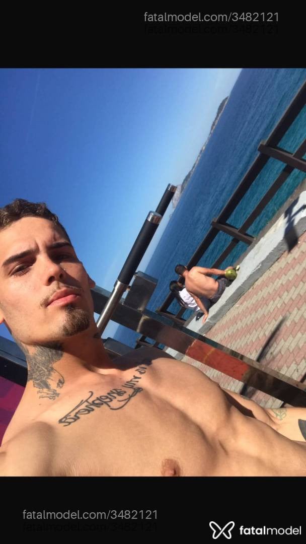 Acompanhante homem com cabelo castanho de olhos verdes - Raffael Jk
