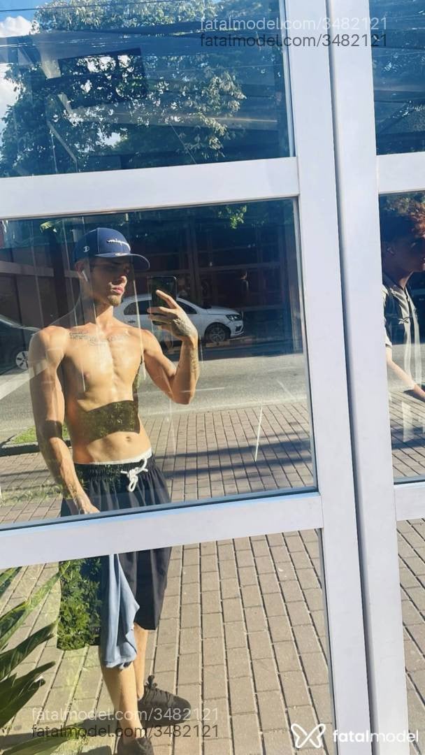 Acompanhante homem com cabelo castanho de olhos verdes - Raffael Jk