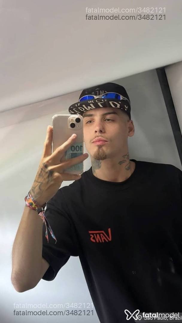 Acompanhante homem com cabelo castanho de olhos verdes - Raebe Jasco