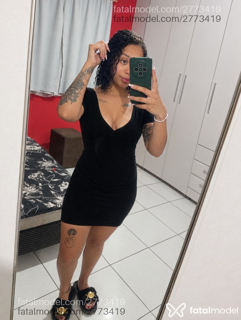 Acompanhante mulher com cabelo colorido de olhos castanhos - Pesseguinha