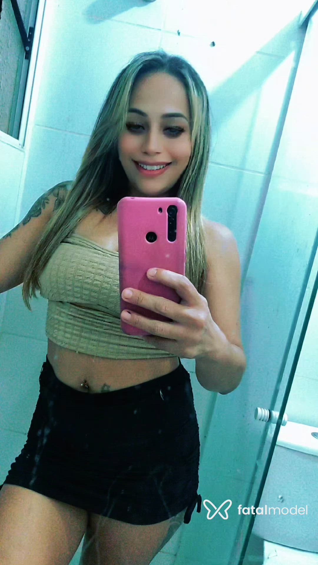 Acompanhante mulher loira (o) de olhos castanhos - Yara Mello