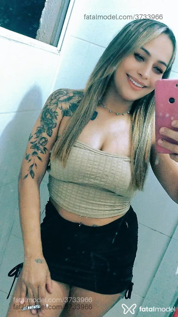 Acompanhante mulher loira (o) de olhos castanhos - Yara Mello