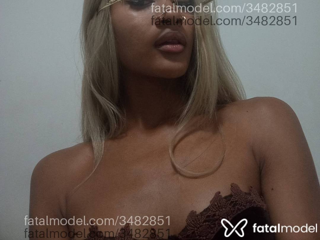 Acompanhante mulher loira (o) de olhos castanhos - Mia