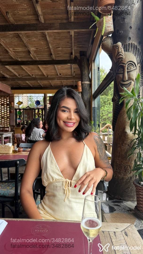 Acompanhante mulher morena (o) de olhos pretos - Roberta