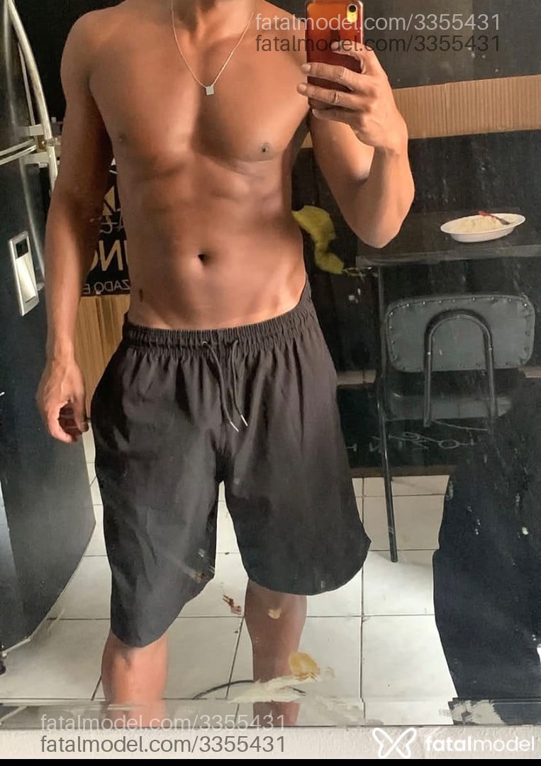 Acompanhante homem sem cabelo de olhos pretos - Rafael