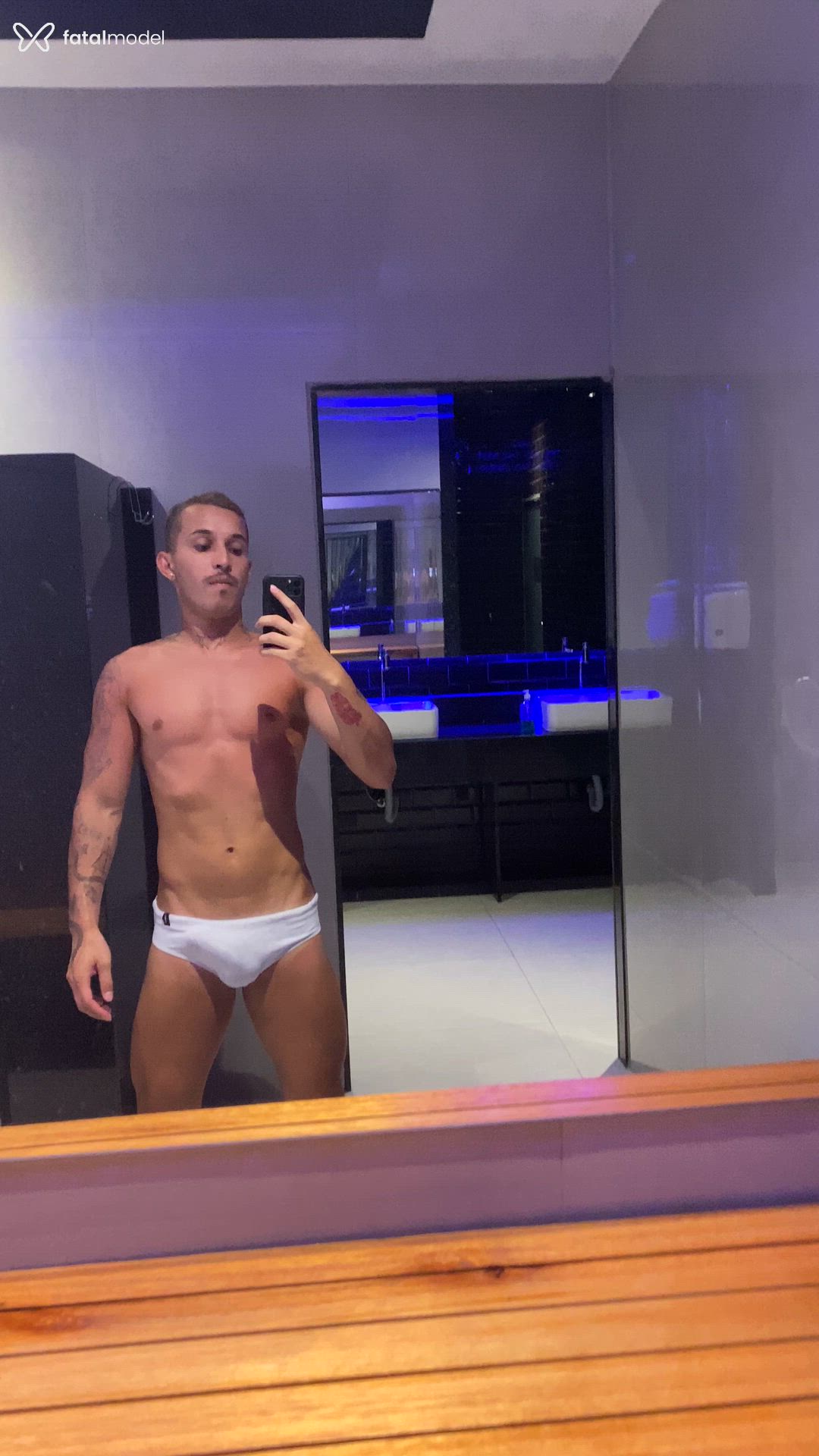 Acompanhante homem com cabelo castanho de olhos castanhos - Mateus