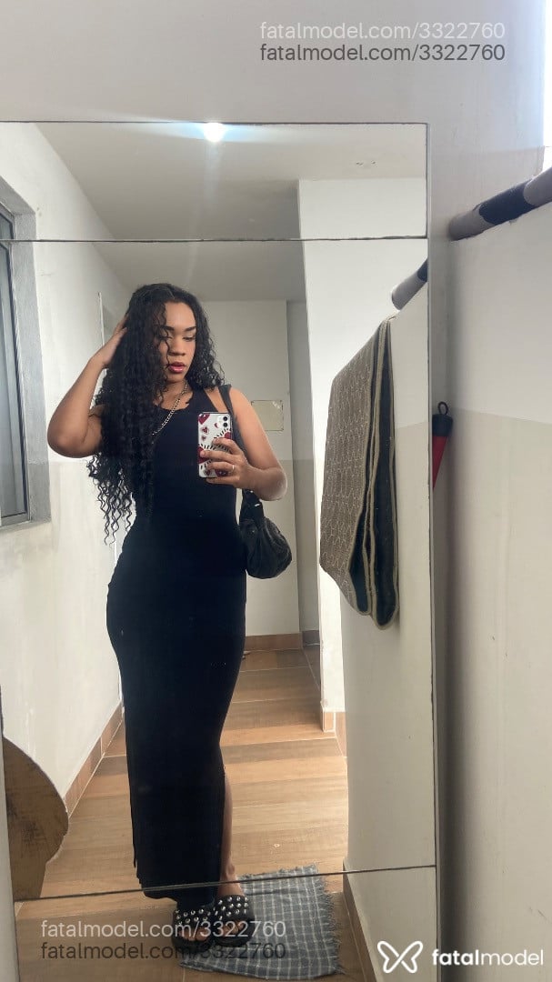 Acompanhante mulher trans com cabelo colorido de olhos pretos - Bárbara Assis
