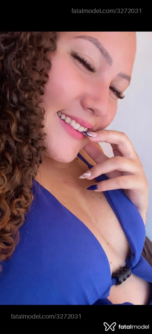 Acompanhante mulher loira (o) de olhos castanhos - Melyssa